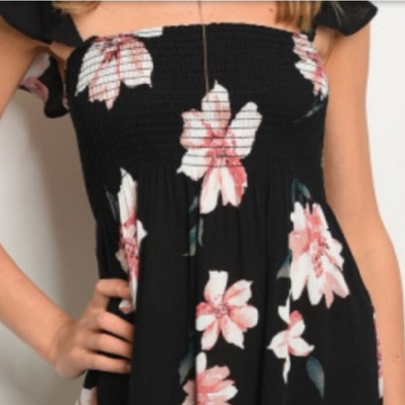 Black flutter sleeve floral dress - Picture 2 of 3